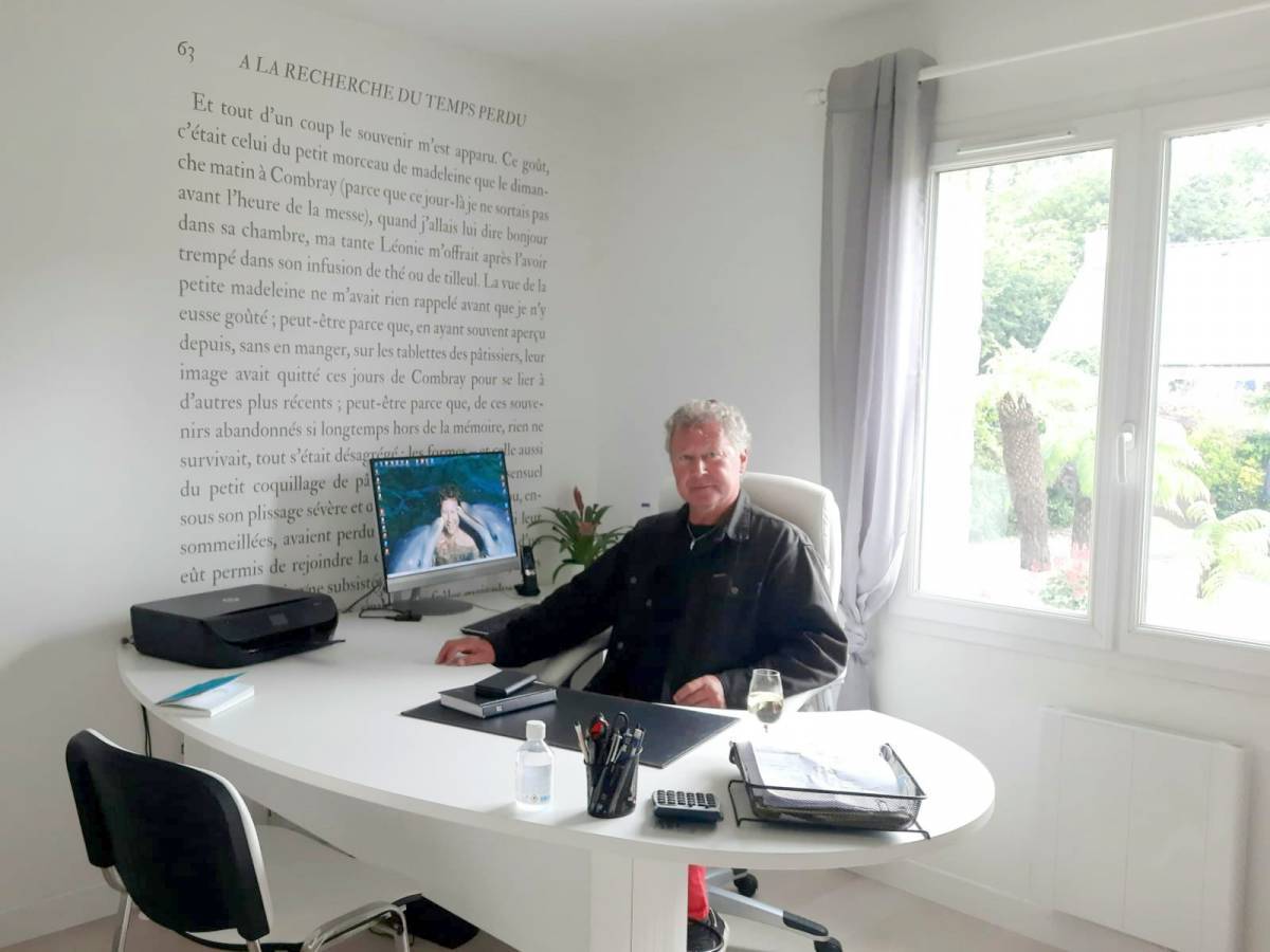 L'écrivain Guillaume Moingeon à son bureau